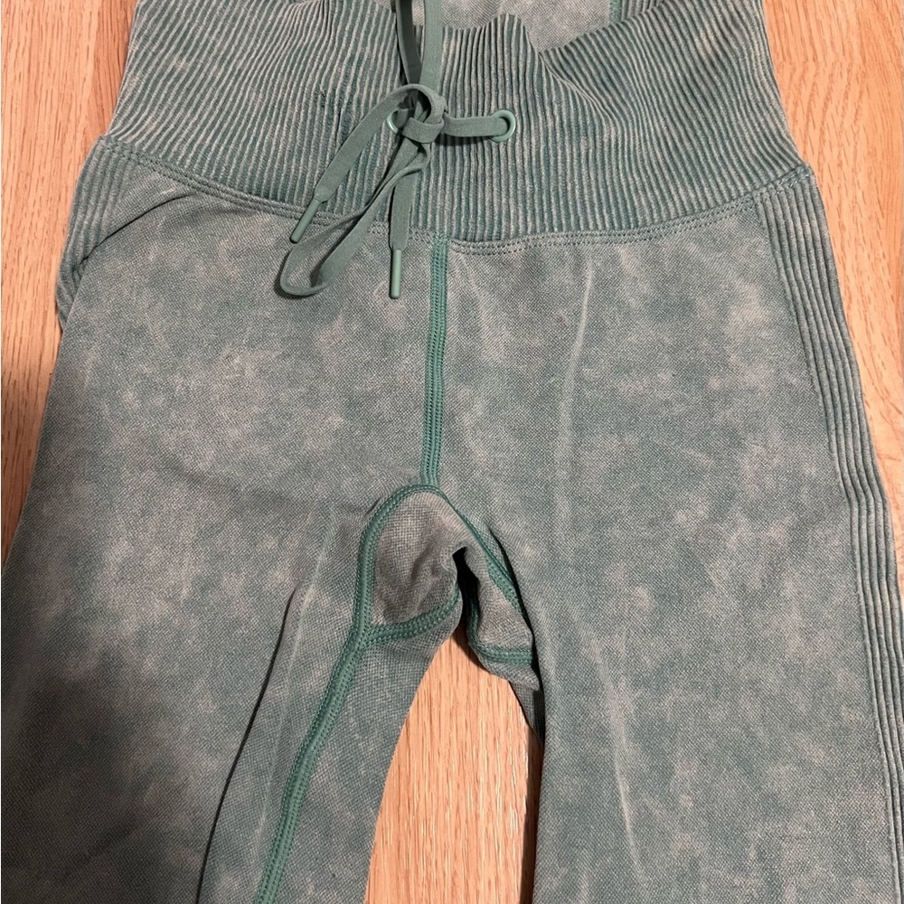 PINK Victoria's leggings with Stretchy Fit - Picture 2 of 3